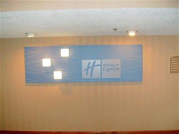 Holiday Inn Express Milwaukee Exterior photo